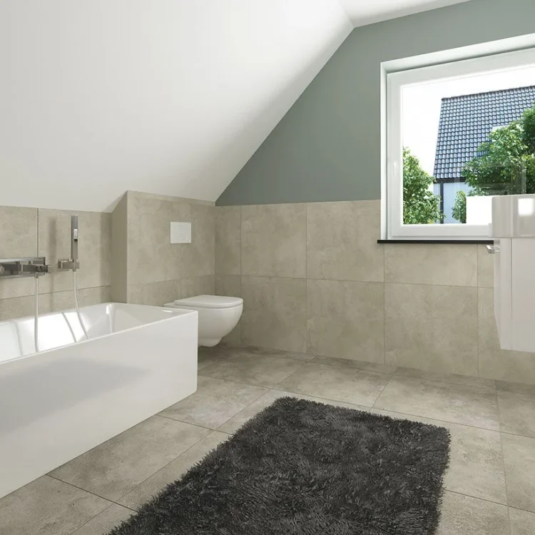 Modernes Badezimmer mit weißer Badewanne unter Dachschräge