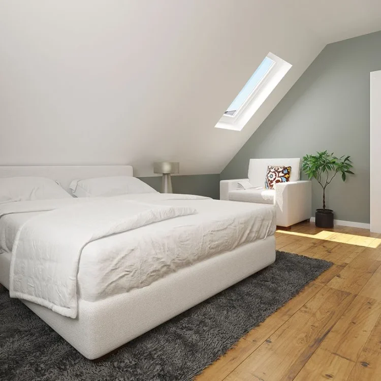 Modernes Dachgeschoss-Schlafzimmer mit weißem Bett, Holzparkett, grauem Teppich und Dachfenster in hellem Ambiente