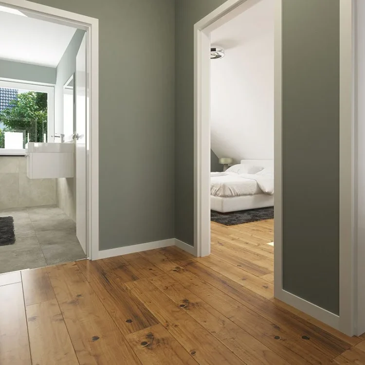 Heller Flur im Dachgeschoss mit Holzdielen, grünen Wänden und Blick in Badezimmer und Schlafzimmer