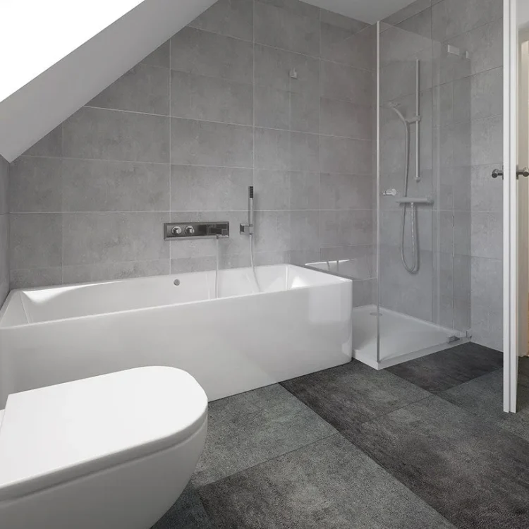 Modernes Badezimmer mit weißer Badewanne, Glasdusche, grauen Fliesen und dunklem Fliesenboden unter Dachschräge