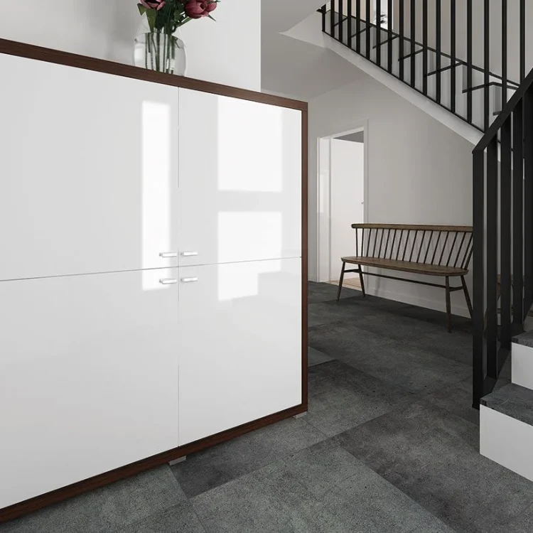 Moderne Diele mit weißem Einbauschrank, schwarzer Treppe und Holzbank unter der Treppe