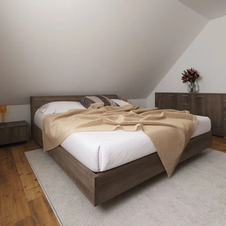 Modernes Schlafzimmer unter Dachschräge mit dunklem Holzbett, beiger Tagesdecke und passender Kommode