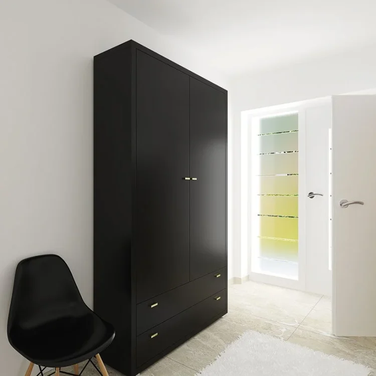 Moderne schwarze Garderobe mit Schubladen neben schwarzem Designerstuhl in heller Diele mit offener Tür
