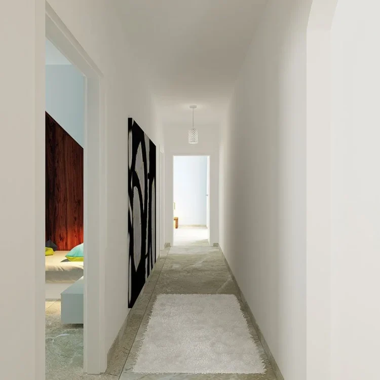 Moderner Flur mit weißen Wänden, Betonboden, schwarzen Kunstwerken und Blick in angrenzende Räume