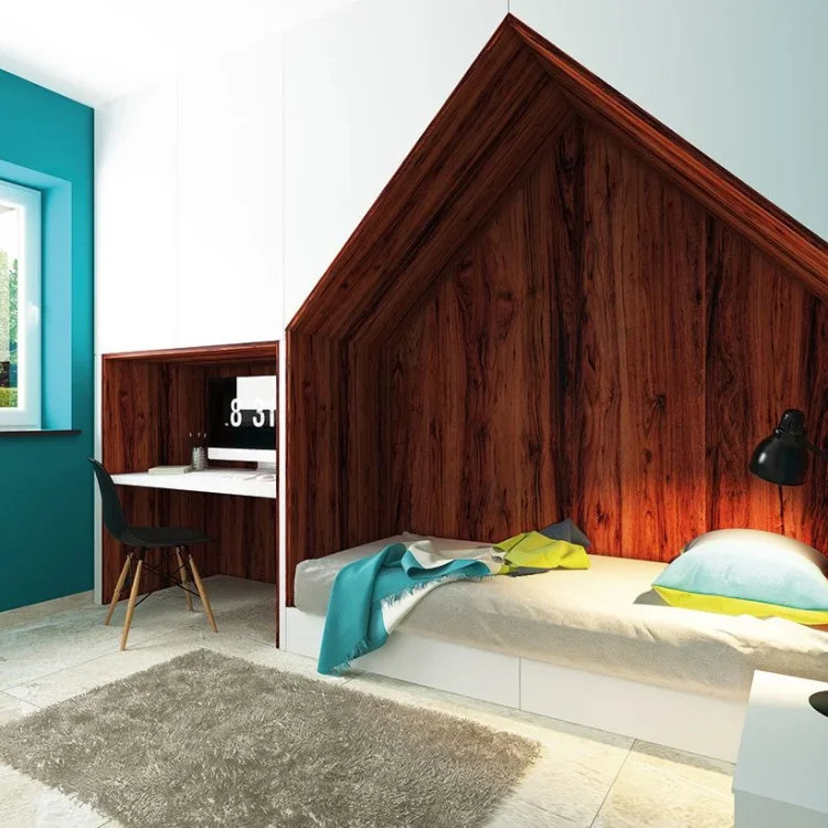 Kinderzimmer mit hausförmigem Holzbett, türkiser Akzentwand, integriertem Schreibtisch und schwarzer Stehlampe