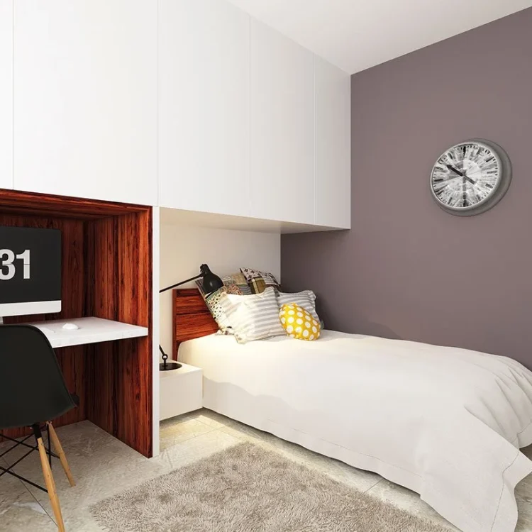 Modernes Kinderzimmer mit weißem Bett, Holzschreibtisch, grünem Stuhl und lila Akzentwand mit Wanduhr