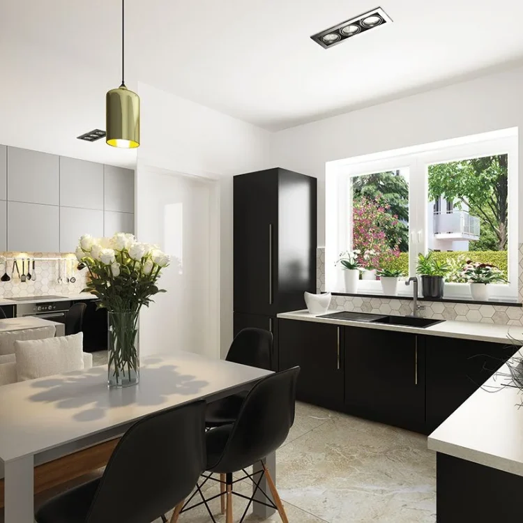 Moderne Küche mit schwarzen Fronten, weißer Arbeitsplatte, Essbereich und großem Fenster mit Gartenblick