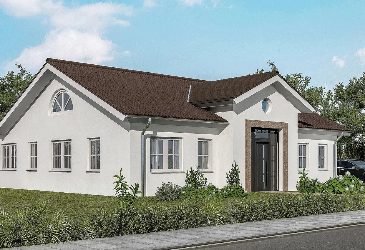 Einstöckiger weißer Bungalow mit braunem Dach, großen Fenstern und überdachtem Eingang in gepflegter Gartenlandschaft