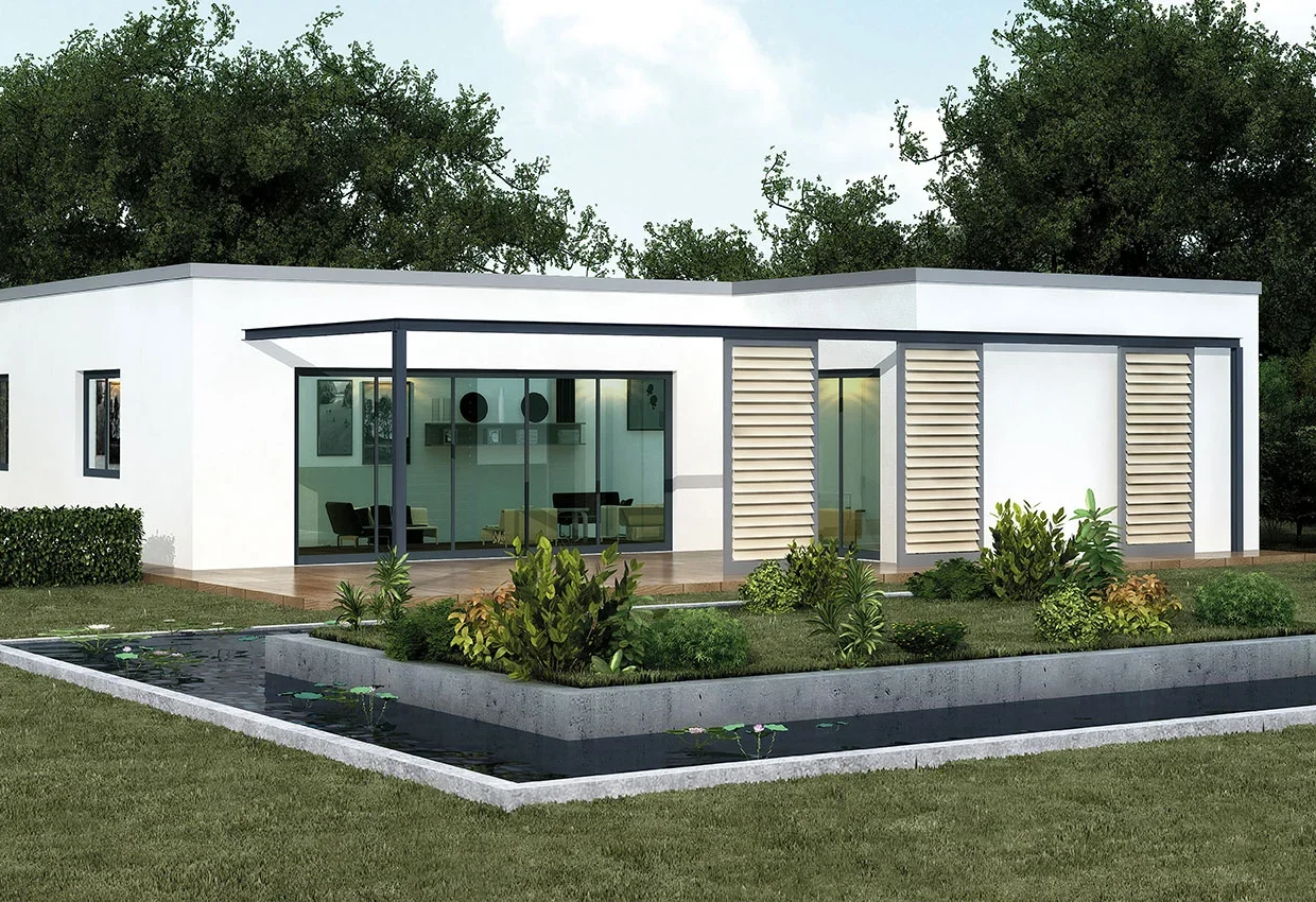 Moderner weißer Bungalow mit Flachdach, großen Fenstern und Holzelementen, umgeben von gepflegtem Garten mit Wasserbecken