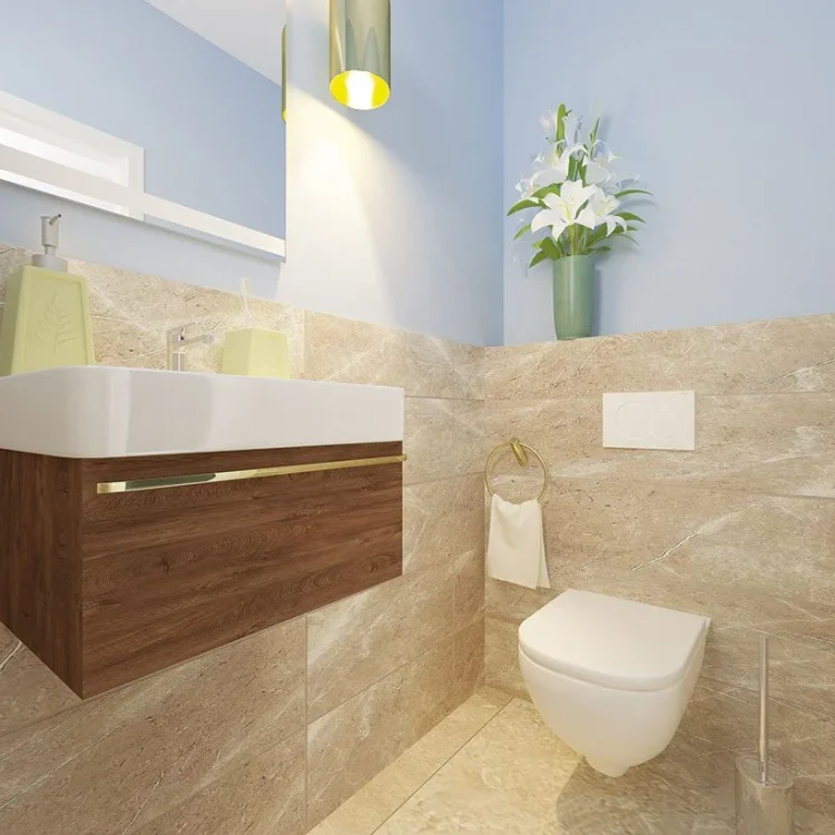 Modernes Badezimmer mit hängender Toilette, Waschtisch aus Holz und beigen Natursteinfliesen