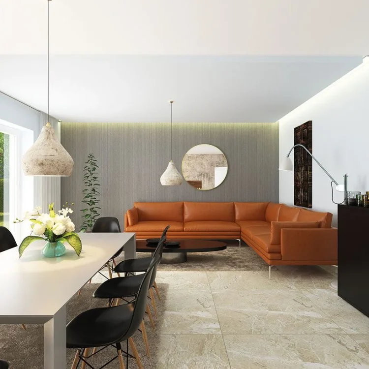 Moderner Wohn-Essbereich mit orangefarbenem Ledersofa, weißem Esstisch, schwarzen Stühlen und indirekter Beleuchtung