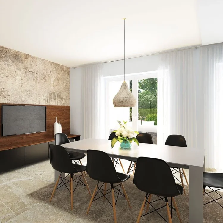 Modernes Esszimmer mit weißem Tisch, schwarzen Stühlen, Holz-TV-Wand und geflochtener Pendelleuchte