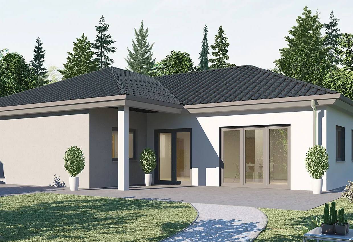 Moderner einstöckiger Bungalow mit grauem Walmdach, weißer Fassade und großen Fenstertüren, umgeben von grünem Garten
