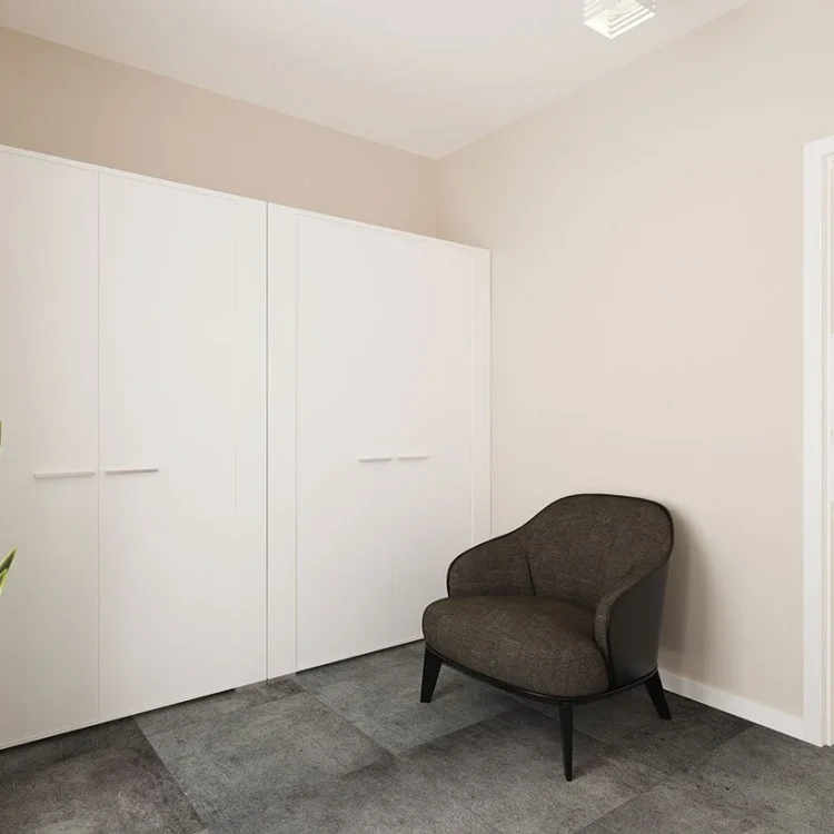 Moderne Diele mit weißem Einbauschrank, grauem Sessel und Grünpflanze in hellem Bungalow-Innenraum