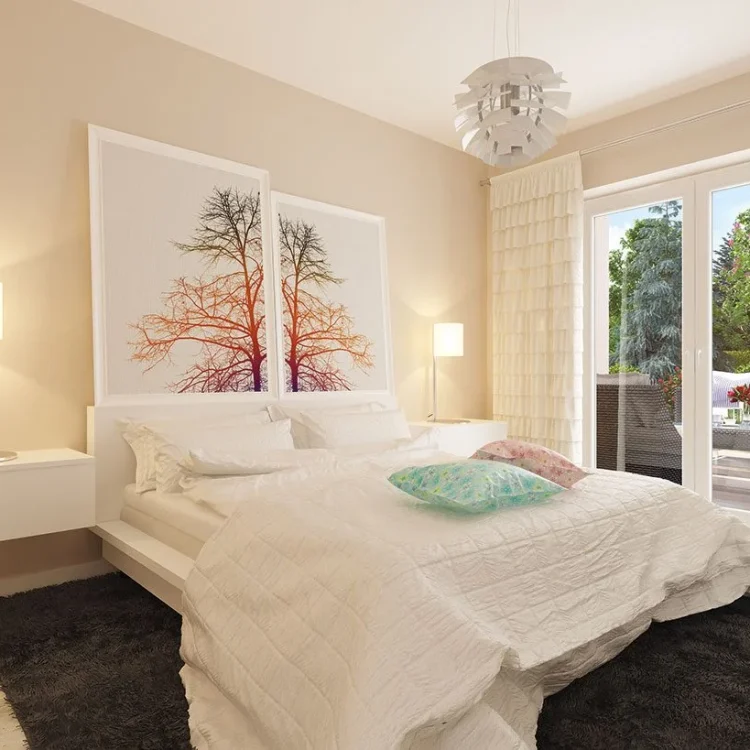 Modernes Schlafzimmer mit weißem Bett, Baummotiv-Wandbild und Terrassenzugang in beigen Farbtönen