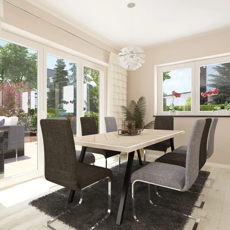 Modernes Esszimmer mit sechs grauen Stühlen um hellen Holztisch, Pendelleuchte und großen Fenstern zum Garten