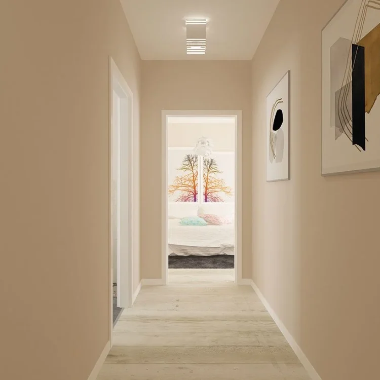 Moderner Flur mit beigen Wänden, hellem Holzboden und abstrakten Wandbildern führt zu Fenster mit Baumblick