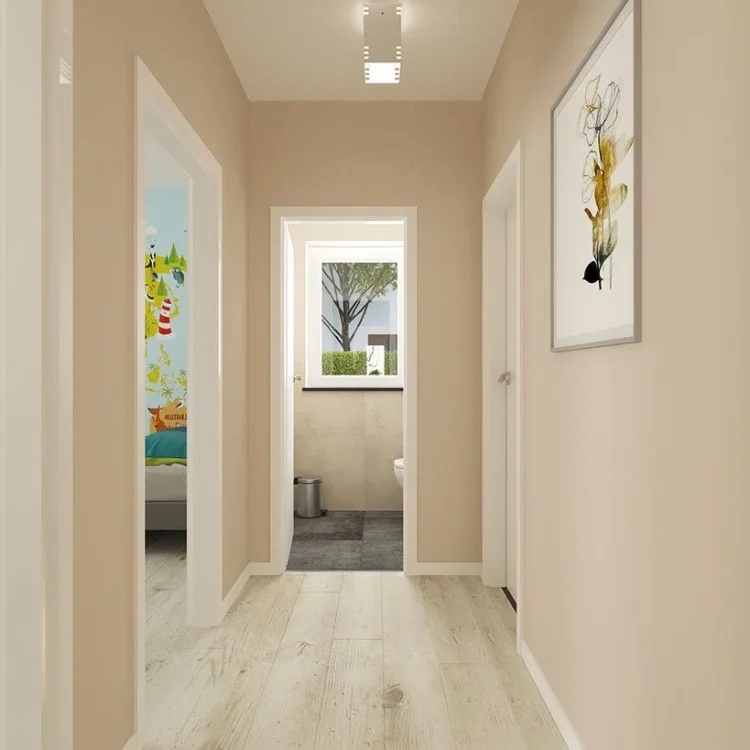Heller Flur im Bungalow BL 135 mit beigen Wänden, Holzboden und Blick ins Badezimmer mit modernen Kunstwerken