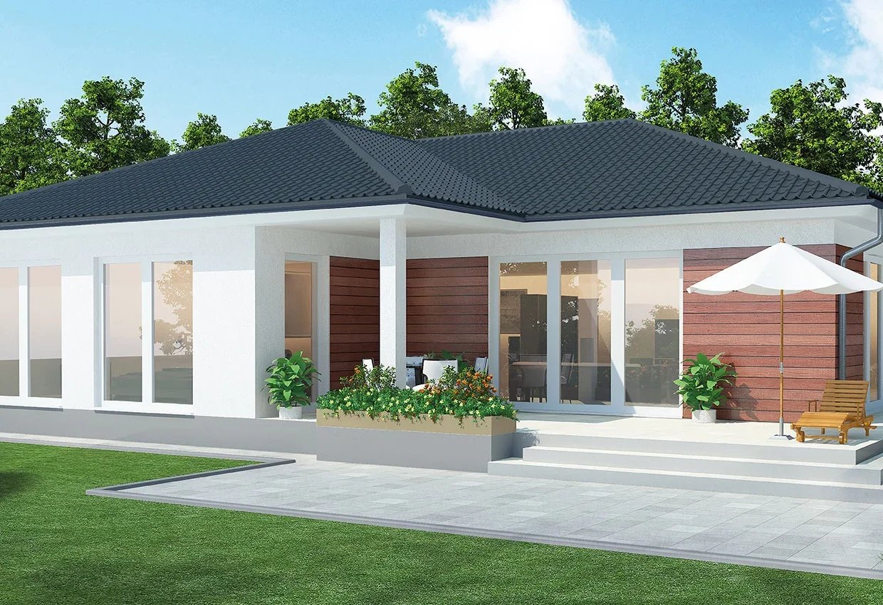 Moderner weißer Bungalow mit dunklem Walmdach, großen Fenstern und überdachter Terrasse in gepflegtem Garten