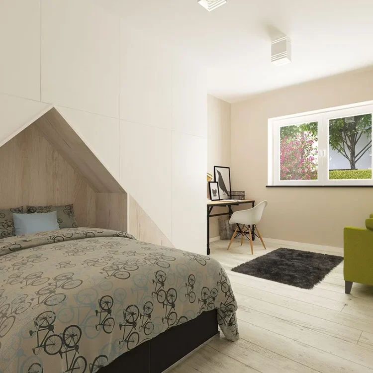 Kinderzimmer mit Hausbett aus Holz, Schreibtisch, grünem Sessel und Fahrradmuster-Bettwäsche