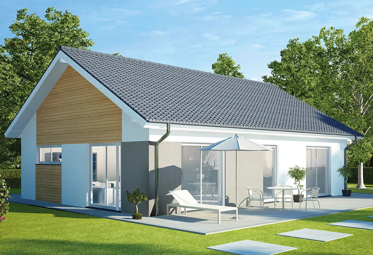 Moderner Bungalow mit großer Glasfront und überdachter Terrasse in grüner Gartenlandschaft mit Bäumen