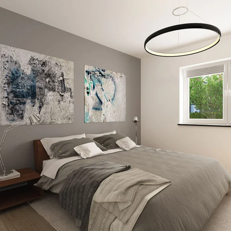 Modernes Schlafzimmer mit grauer Wand, Doppelbett, abstrakten Wandbildern und rundem LED-Kronleuchter