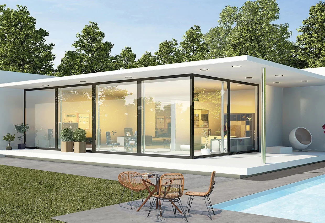 Moderner weißer Bungalow mit großen Glasfronten, Terrasse und Pool, umgeben von grüner Gartenlandschaft