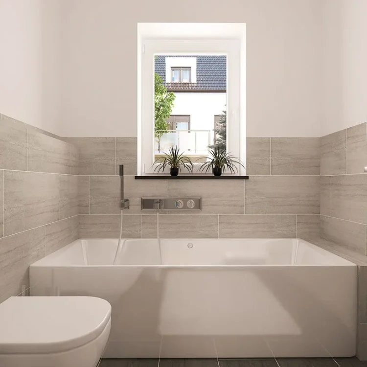 Modernes Badezimmer mit weißer Badewanne, beigen Fliesen und Fenster mit Grünpflanzen auf der Fensterbank