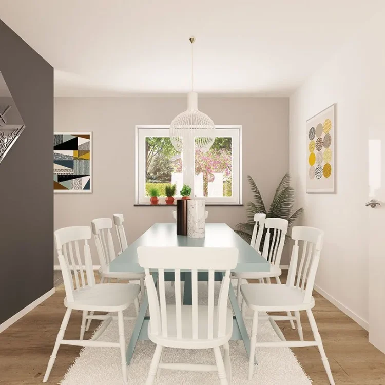 Modernes Esszimmer mit weißem Esstisch, sechs Stühlen und Pendelleuchte vor Fenster mit Gartenblick