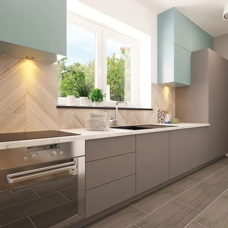 Moderne Küche mit mintgrünen Oberschränken, taupefarbenen Unterschränken und Holzrückwand in Fischgrätmuster