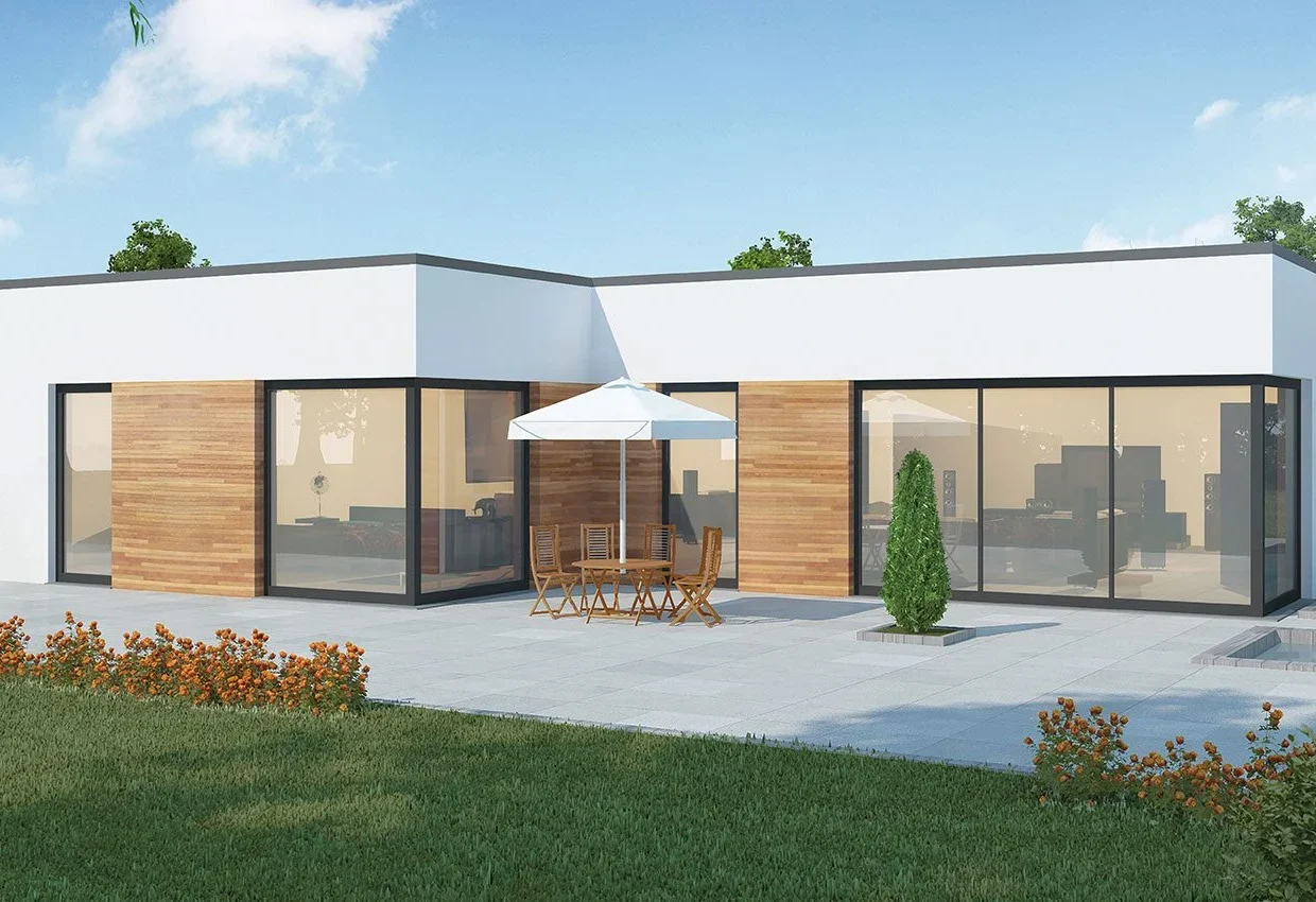 Moderner Bungalow BL 135 T mit weißer Fassade, Holzelementen, großen Glasfronten und gepflegtem Garten