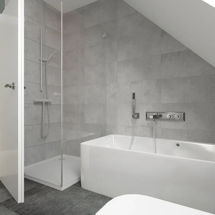 Modernes Badezimmer mit weißer Badewanne, ebenerdiger Dusche und grauen Fliesen unter Dachschräge