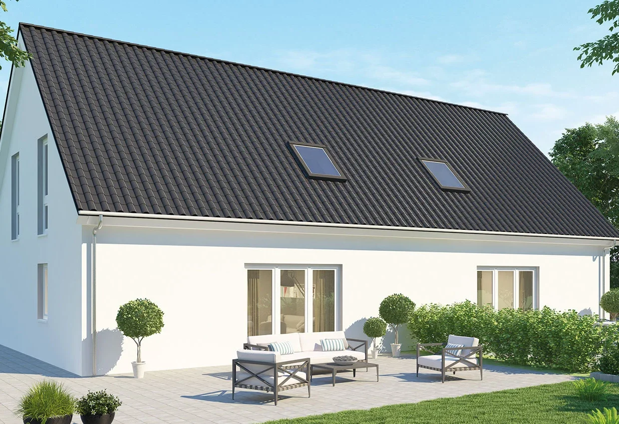 Modernes weißes Doppelhaus mit grauem Satteldach, Dachfenstern und Terrasse mit Gartenmöbeln in grüner Umgebung