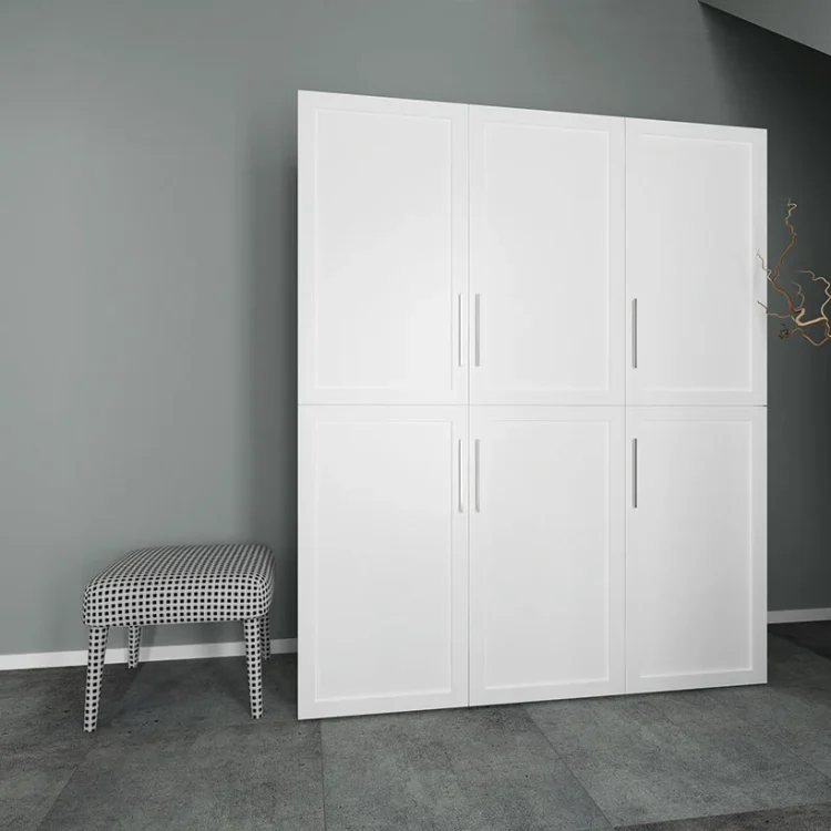 Moderner weißer Kleiderschrank mit sechs Türen und Hocker mit Karomuster in grauer Diele