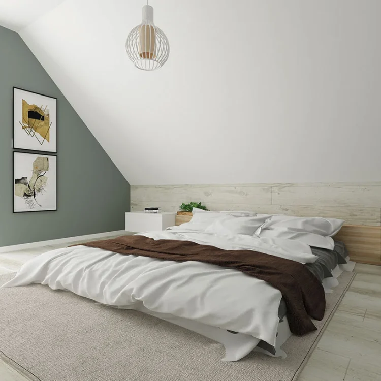 Modernes Schlafzimmer mit Dachschräge, weißer Bettwäsche, grüner Akzentwand und abstrakten Wandbildern