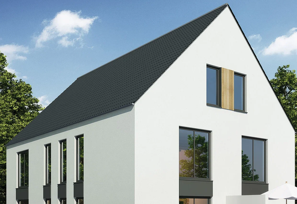 Modernes weißes Doppelhaus mit dunklem Satteldach und großen Fenstern, umgeben von grünen Bäumen unter blauem Himmel