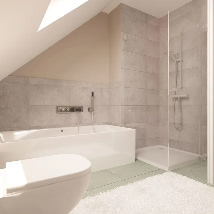 Modernes Dachbadezimmer mit weißer freistehender Badewanne, begehbarer Dusche und grauen Fliesen unter Dachschräge