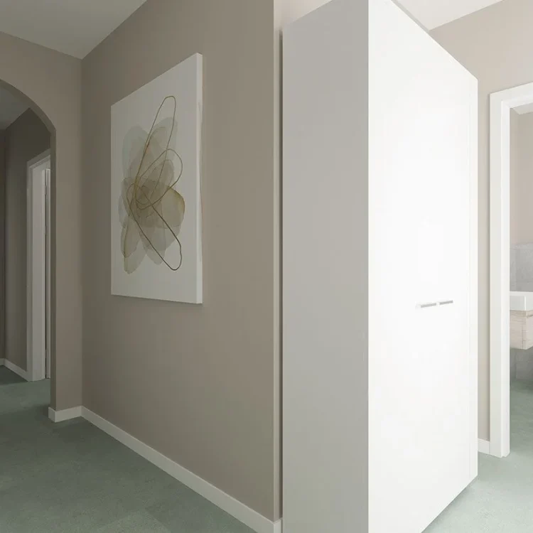Moderner Flur mit grauem Boden, beigen Wänden, abstraktem Wandbild und Blick ins Badezimmer