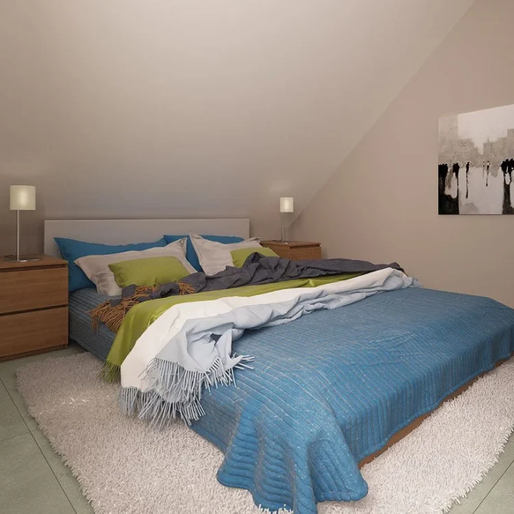 Modernes Schlafzimmer mit blauer Bettwäsche, Holznachttischen, Tischlampen und abstraktem Wandbild auf hellem Teppich