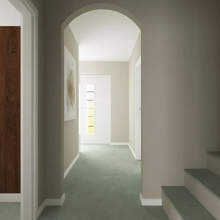Moderner Flur mit grauem Boden, weißen Wänden, Holzverkleidung und gewölbtem Durchgang zu hellem Nebenraum
