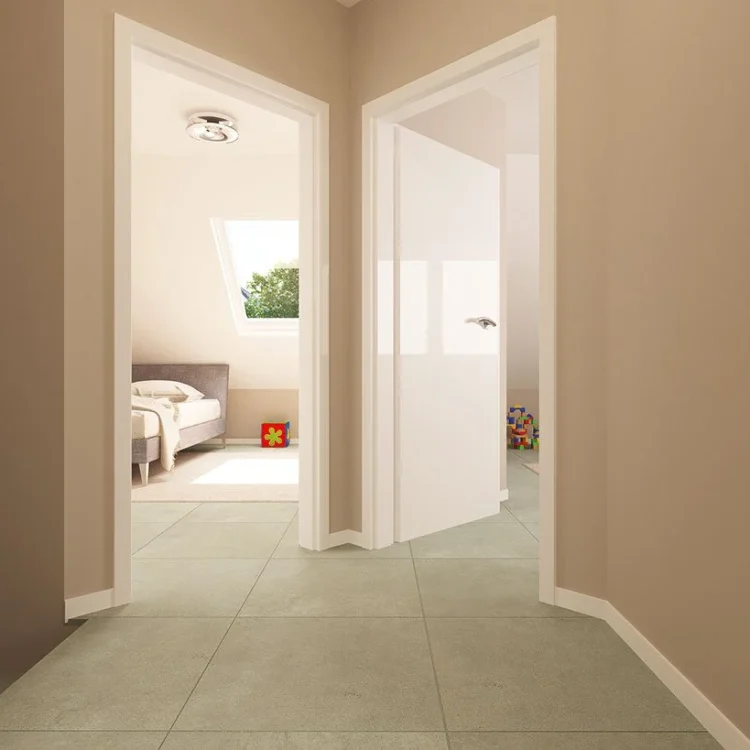 Heller Flur im Dachgeschoss mit Fliesenboden, beigen Wänden und Blick in Schlafzimmer mit Dachfenster