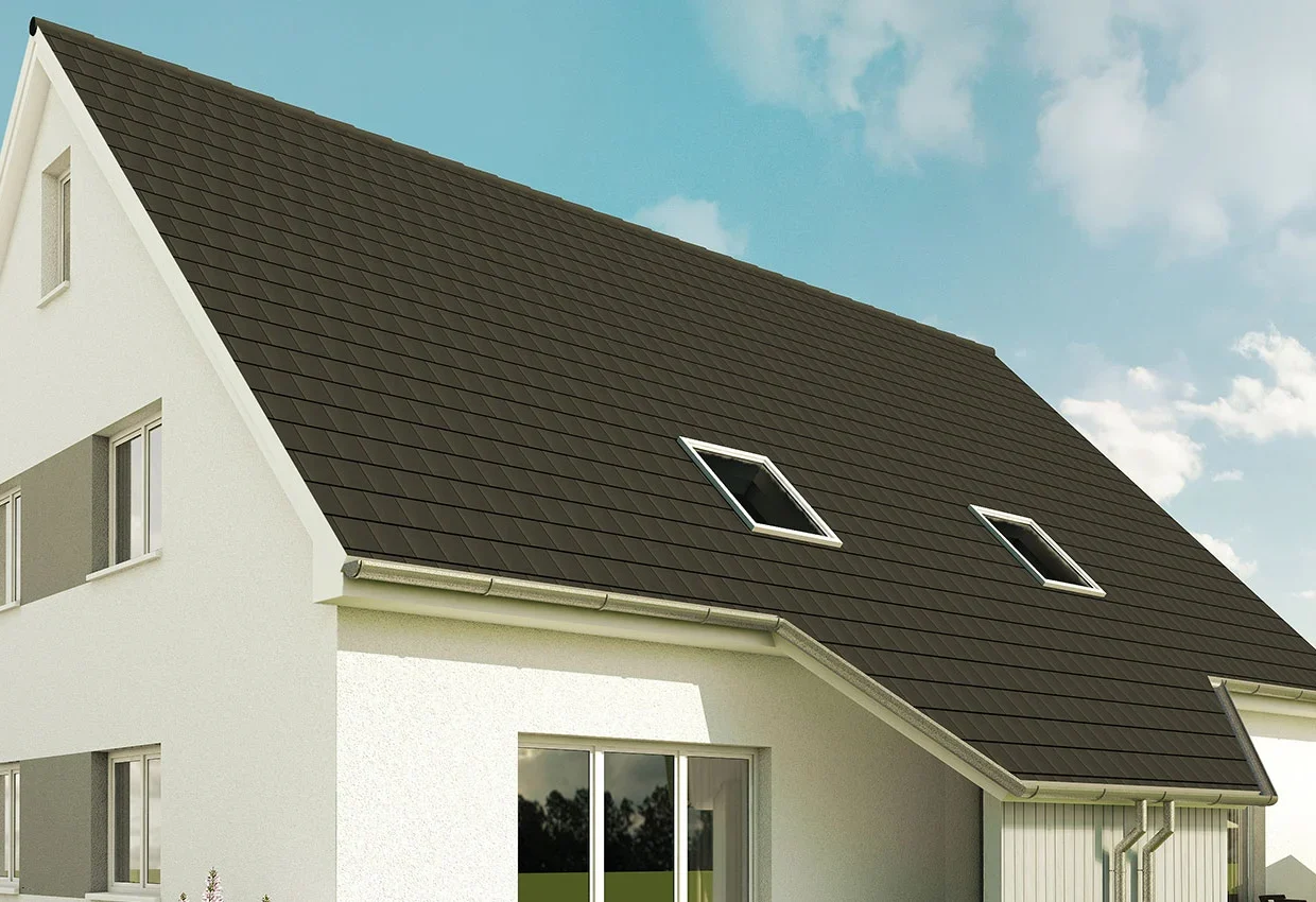 Modernes weißes Doppelhaus mit dunklem Satteldach, Dachfenstern und großer Terrasse in grüner Landschaft