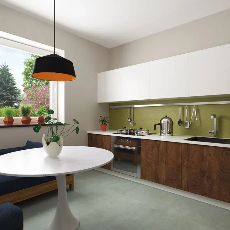 Moderne Küche mit weißen Oberschränken, Holzunterschränken, grüner Rückwand und rundem Esstisch mit blauer Sitzbank