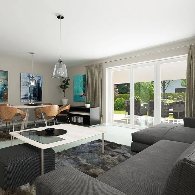 Moderner Wohn-Essbereich mit grauer Eckcouch, weißem Couchtisch, Esstisch mit Holzstühlen und Terrassenzugang