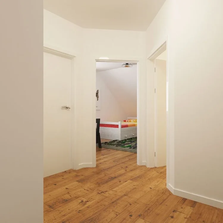 Heller Flur mit Holzparkett und weißen Wänden, Blick durch offene Tür ins Schlafzimmer mit bunter Bettwäsche