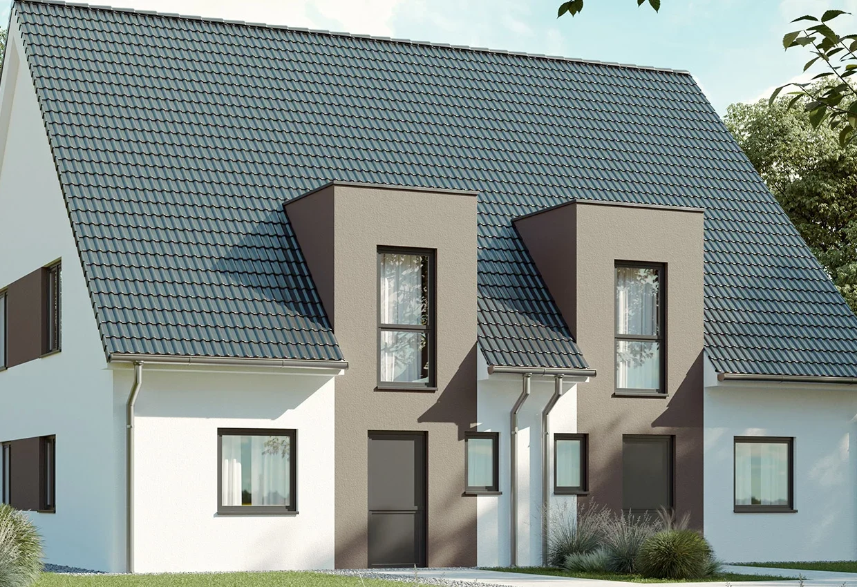 Modernes Doppelhaus mit grauem Ziegeldach, weißer und brauner Fassade, zwei Eingängen und großen Fenstern