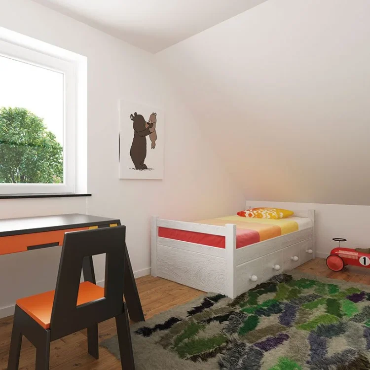 Kinderzimmer mit weißem Bett, buntem Schreibtisch, Spielteppich und rotem Spielzeugauto unter der Dachschräge