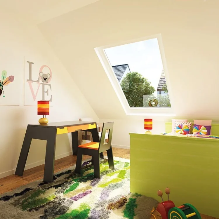 Kinderzimmer im Dachgeschoss mit grünem Bett, Schreibtisch, buntem Teppich und Dachfenster mit Hausblick