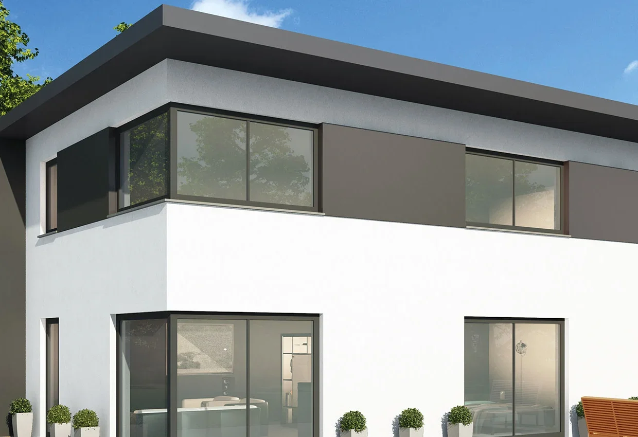 Modernes zweistöckiges Doppelhaus mit weißer Fassade, grauen Akzenten und großen Fensterfronten in grüner Umgebung