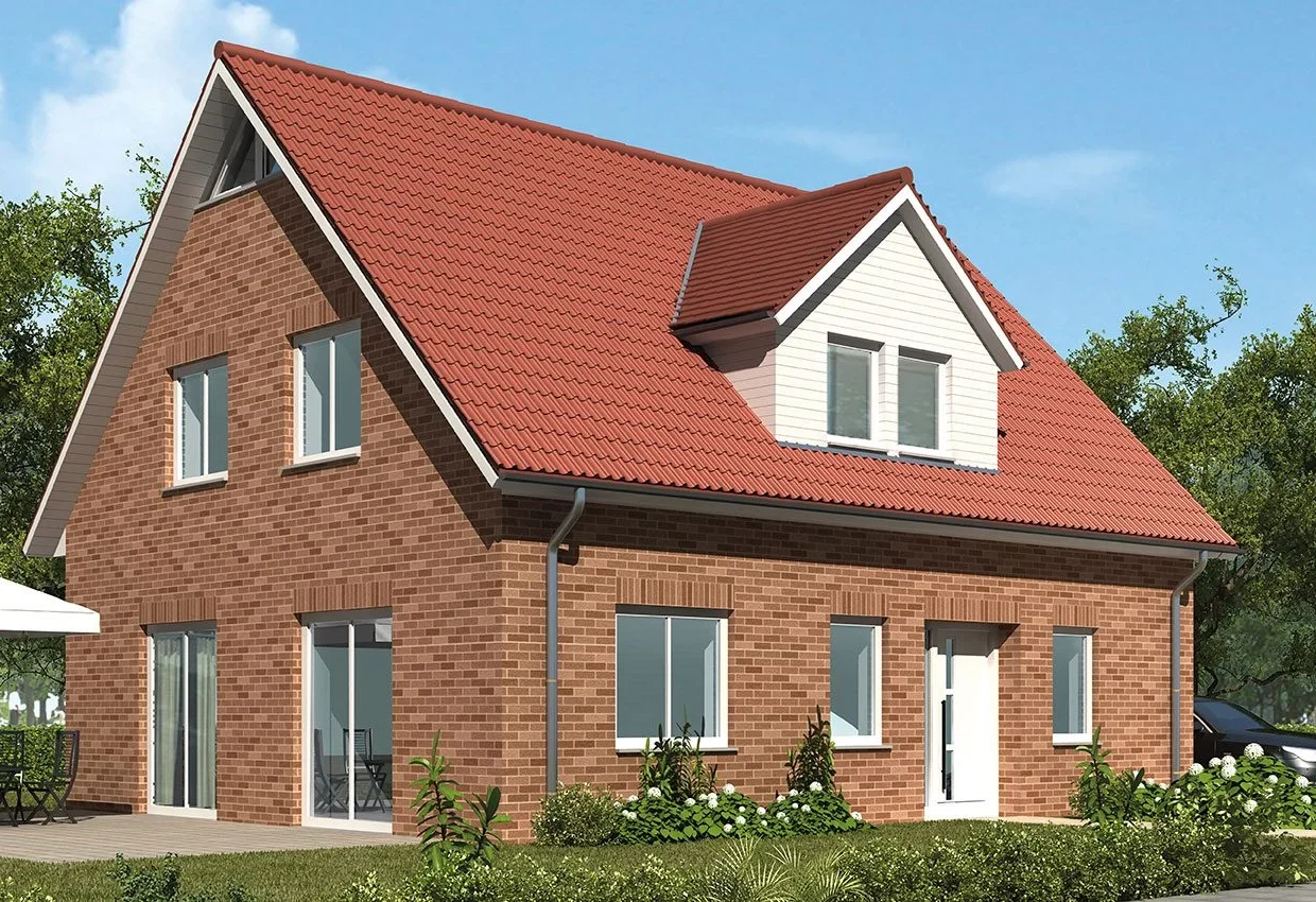 Modernes Einfamilienhaus mit rotem Ziegeldach, Klinkerfassade und weißer Dachgaube in gepflegtem Garten